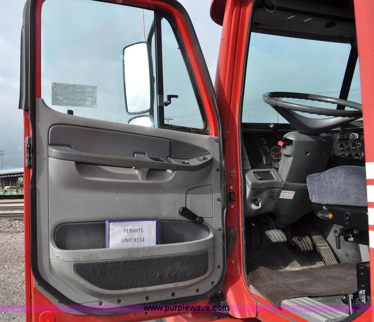 image for item G6124 2005 Freightliner Columbia semi truck