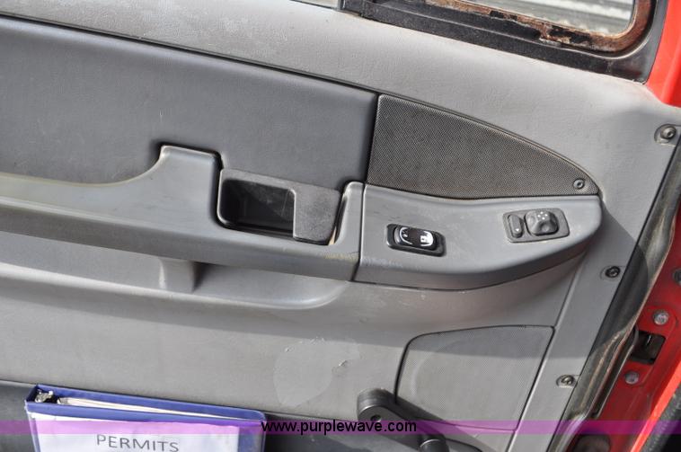 image for item G6124 2005 Freightliner Columbia semi truck