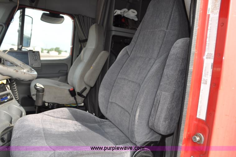 image for item G6124 2005 Freightliner Columbia semi truck