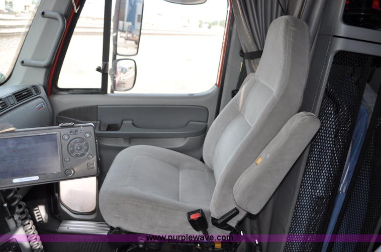 image for item G6124 2005 Freightliner Columbia semi truck