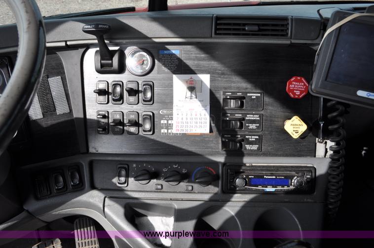 image for item G6124 2005 Freightliner Columbia semi truck