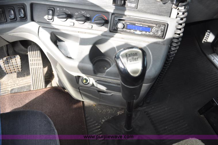 image for item G6124 2005 Freightliner Columbia semi truck