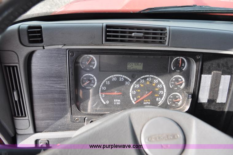 image for item G6124 2005 Freightliner Columbia semi truck