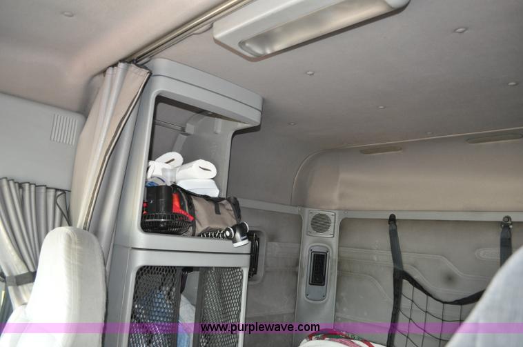 image for item G6124 2005 Freightliner Columbia semi truck