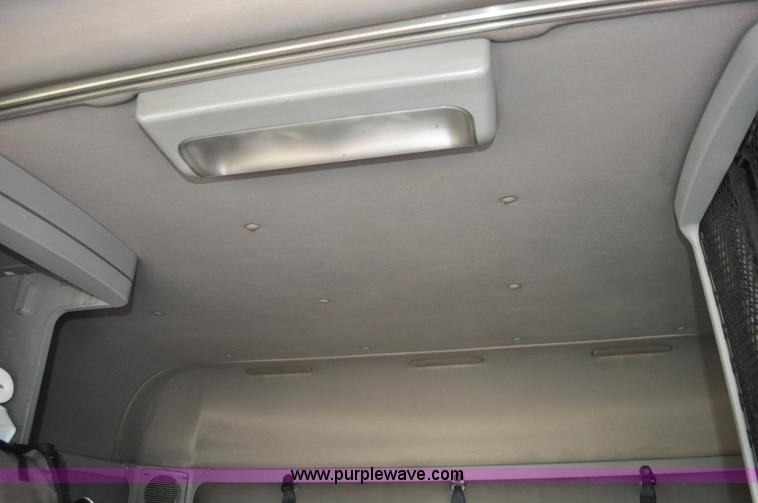 image for item G6124 2005 Freightliner Columbia semi truck