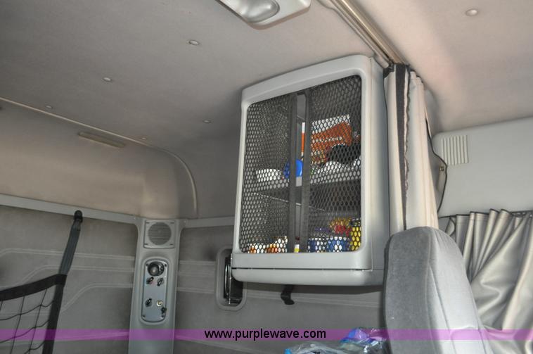 image for item G6124 2005 Freightliner Columbia semi truck