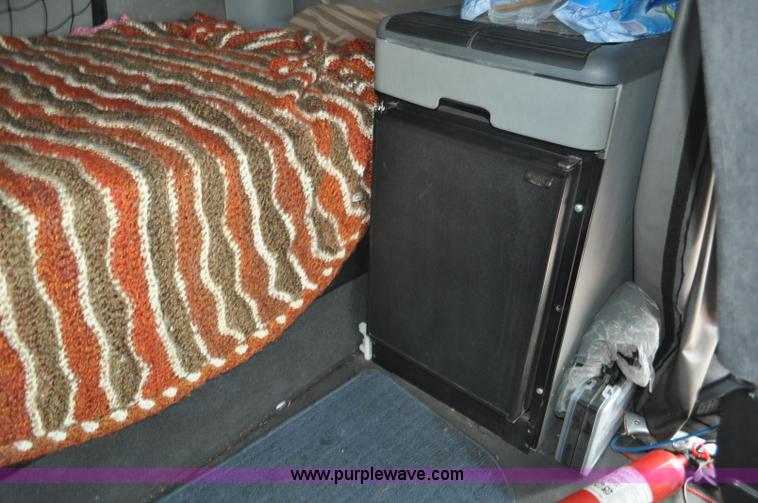 image for item G6124 2005 Freightliner Columbia semi truck