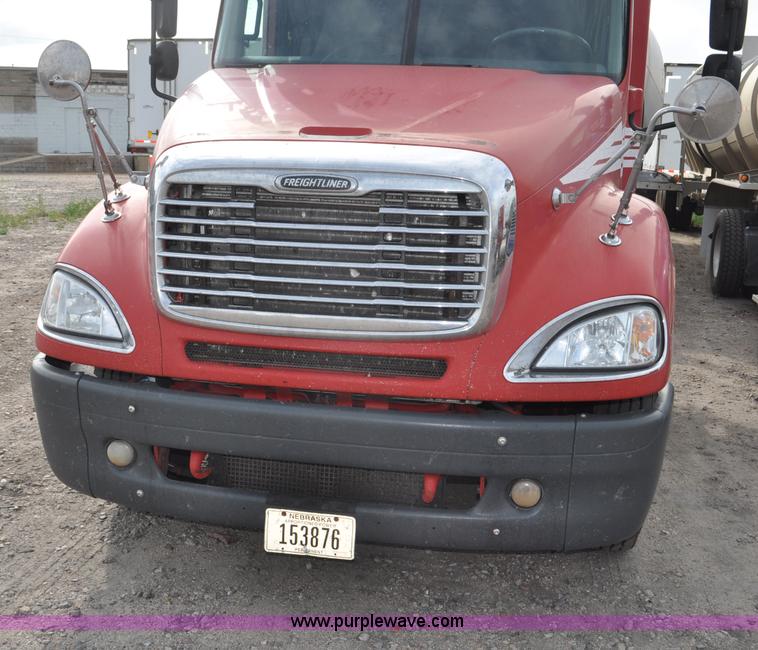 image for item G6124 2005 Freightliner Columbia semi truck
