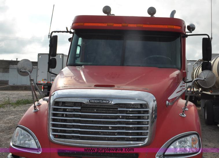 image for item G6124 2005 Freightliner Columbia semi truck