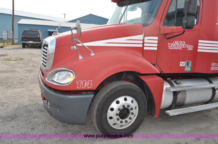 image for item G6124 2005 Freightliner Columbia semi truck