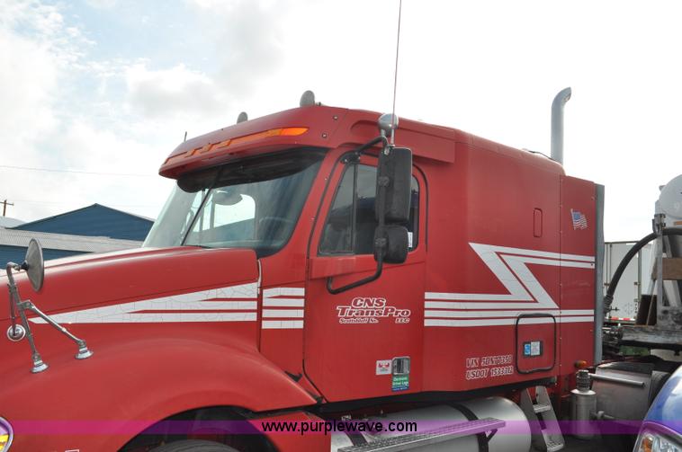 image for item G6124 2005 Freightliner Columbia semi truck