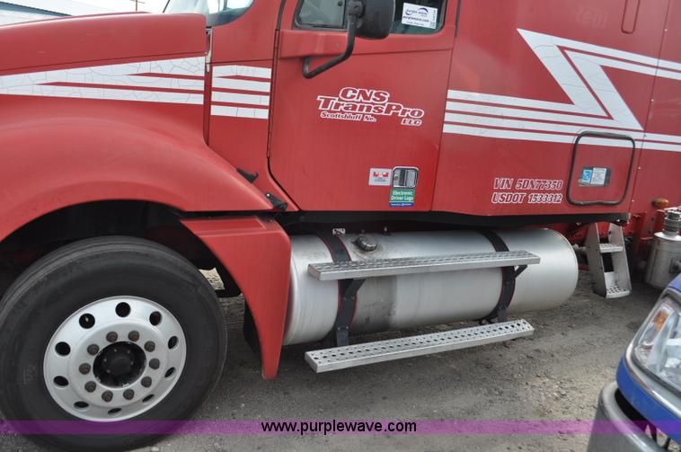 image for item G6124 2005 Freightliner Columbia semi truck