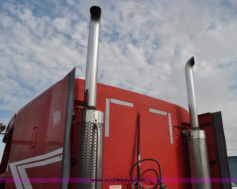 image for item G6124 2005 Freightliner Columbia semi truck