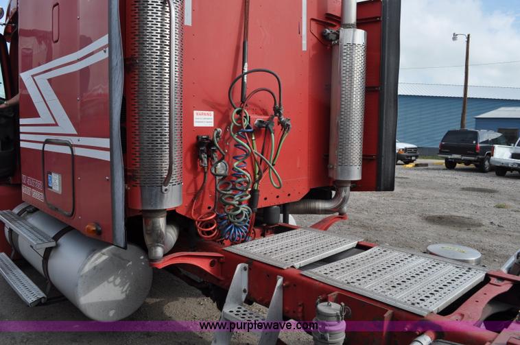 image for item G6124 2005 Freightliner Columbia semi truck