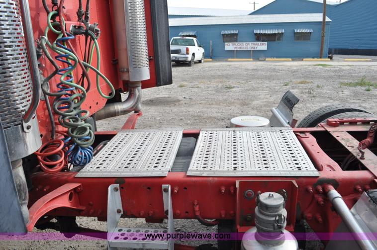 image for item G6124 2005 Freightliner Columbia semi truck