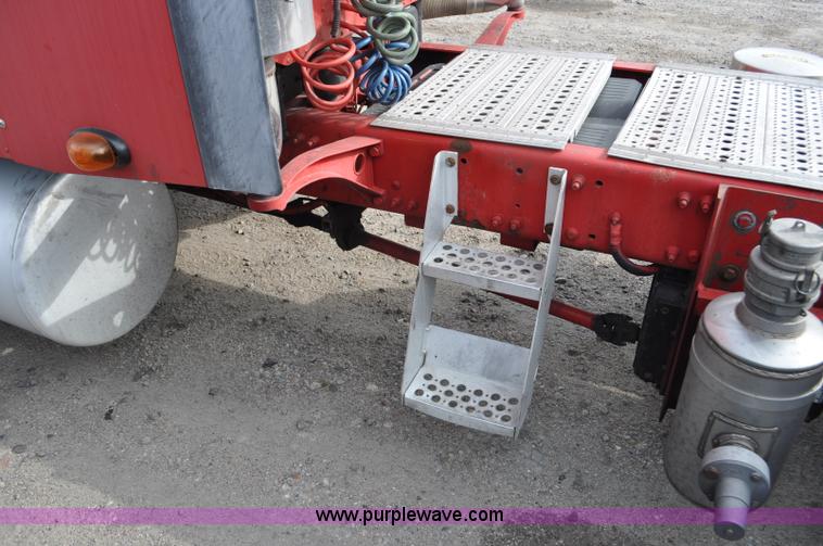 image for item G6124 2005 Freightliner Columbia semi truck