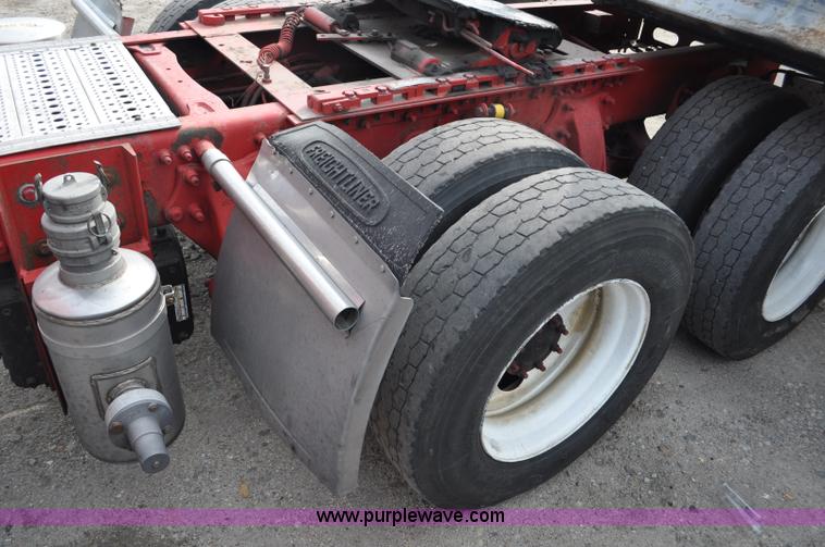 image for item G6124 2005 Freightliner Columbia semi truck