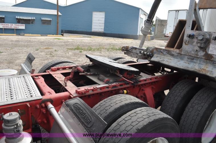 image for item G6124 2005 Freightliner Columbia semi truck