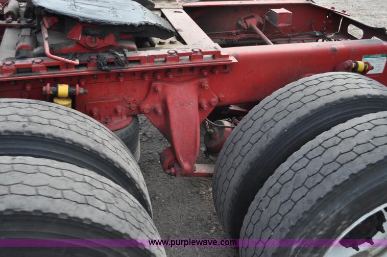 image for item G6124 2005 Freightliner Columbia semi truck