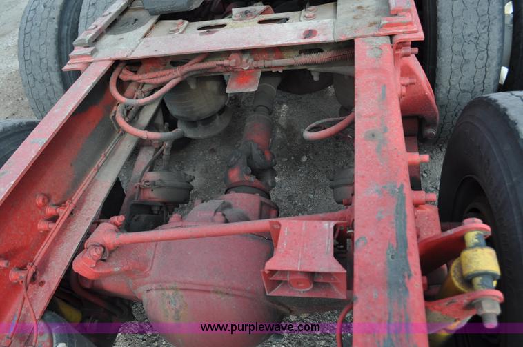 image for item G6124 2005 Freightliner Columbia semi truck