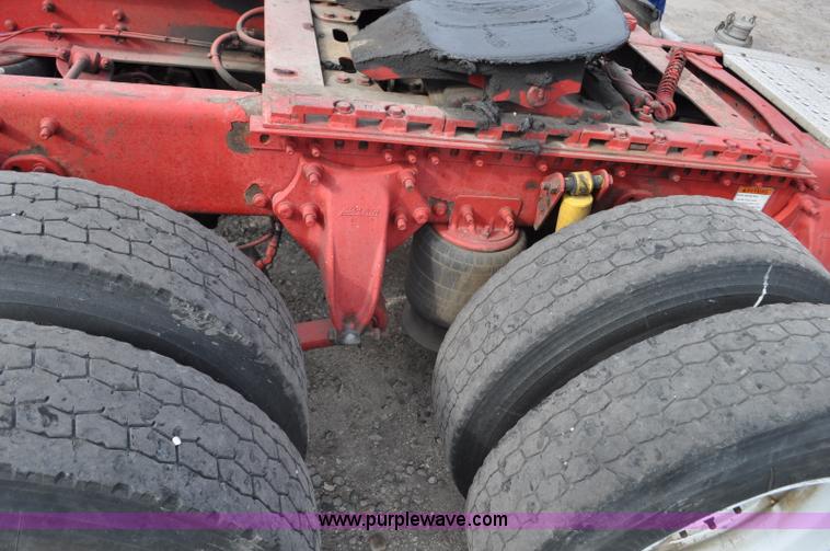 image for item G6124 2005 Freightliner Columbia semi truck