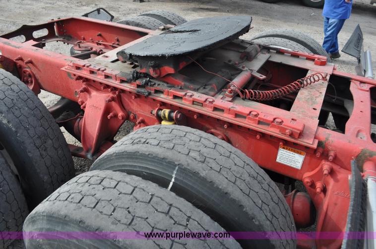 image for item G6124 2005 Freightliner Columbia semi truck