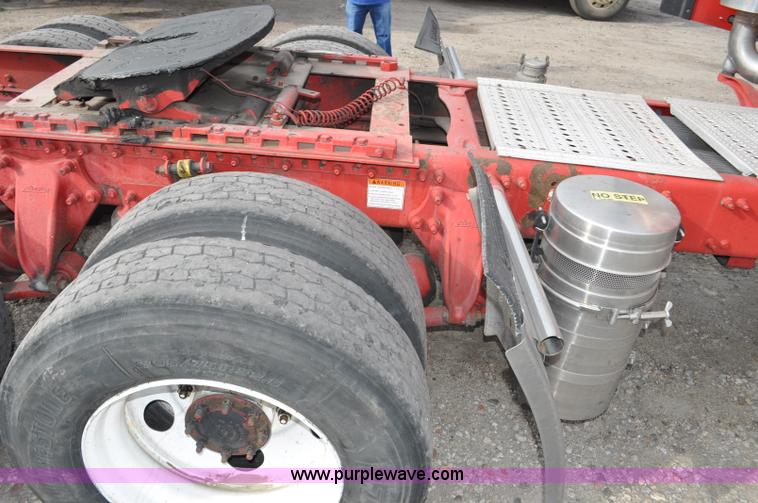 image for item G6124 2005 Freightliner Columbia semi truck