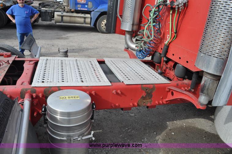 image for item G6124 2005 Freightliner Columbia semi truck