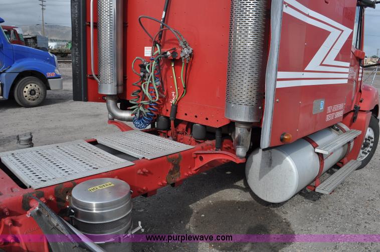 image for item G6124 2005 Freightliner Columbia semi truck