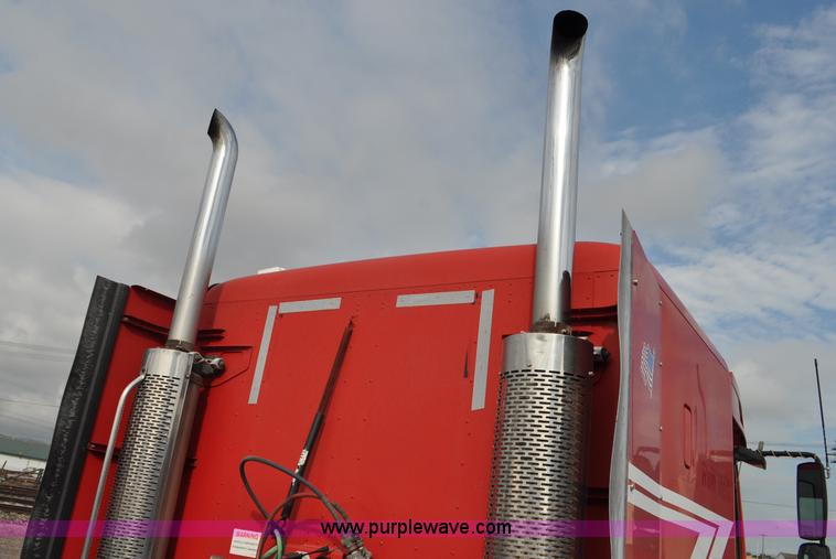 image for item G6124 2005 Freightliner Columbia semi truck