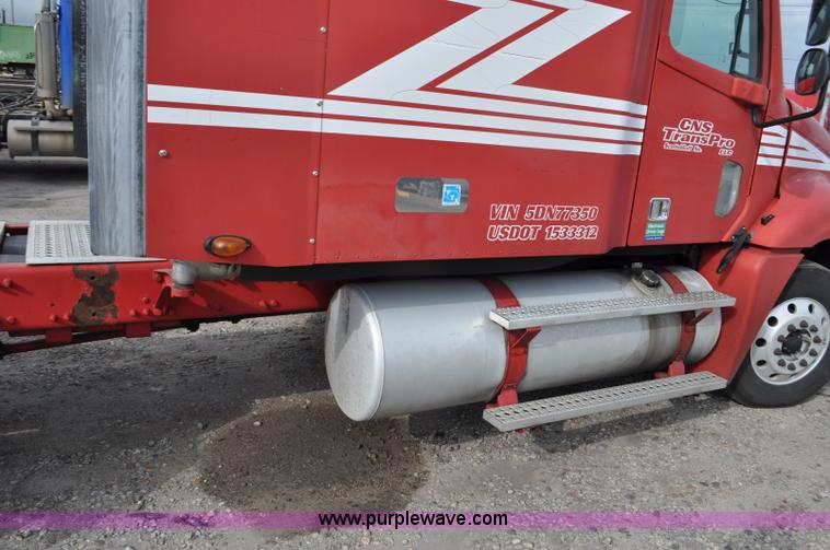 image for item G6124 2005 Freightliner Columbia semi truck