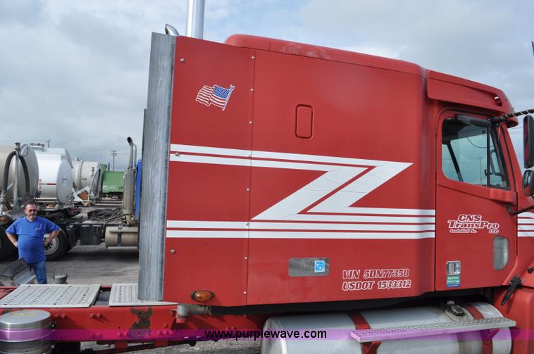 image for item G6124 2005 Freightliner Columbia semi truck