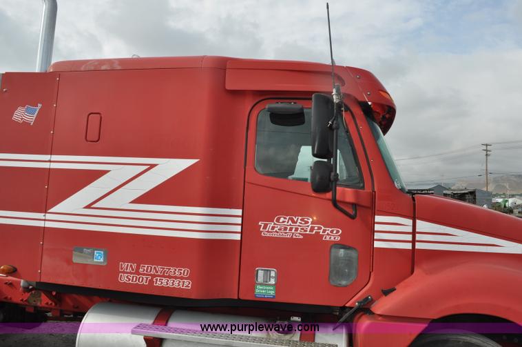 image for item G6124 2005 Freightliner Columbia semi truck