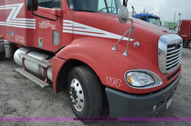 image for item G6124 2005 Freightliner Columbia semi truck