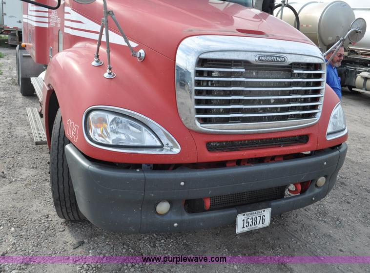 image for item G6124 2005 Freightliner Columbia semi truck