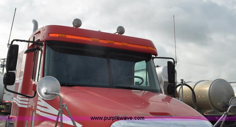 image for item G6124 2005 Freightliner Columbia semi truck