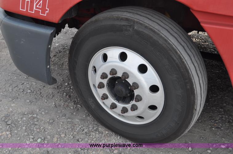 image for item G6124 2005 Freightliner Columbia semi truck