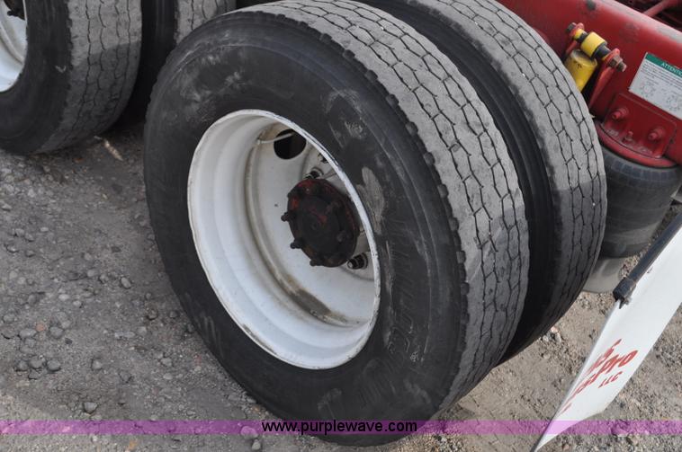 image for item G6124 2005 Freightliner Columbia semi truck