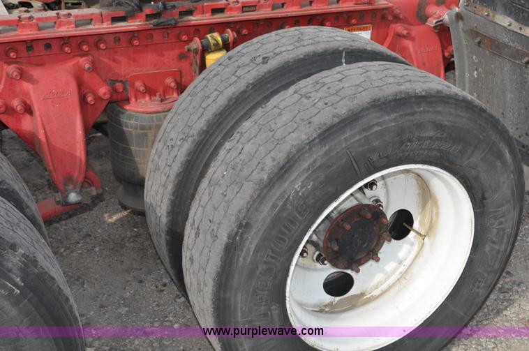 image for item G6124 2005 Freightliner Columbia semi truck