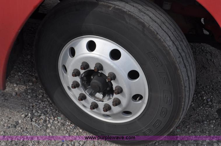 image for item G6124 2005 Freightliner Columbia semi truck