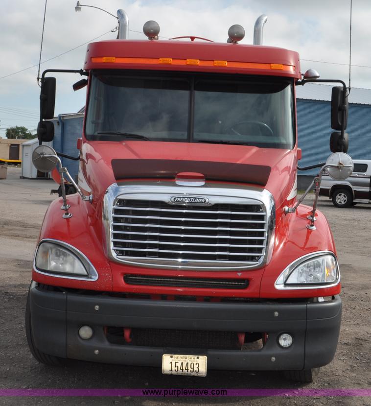 image for item G6125 2005 Freightliner Columbia  CL120 semi truck