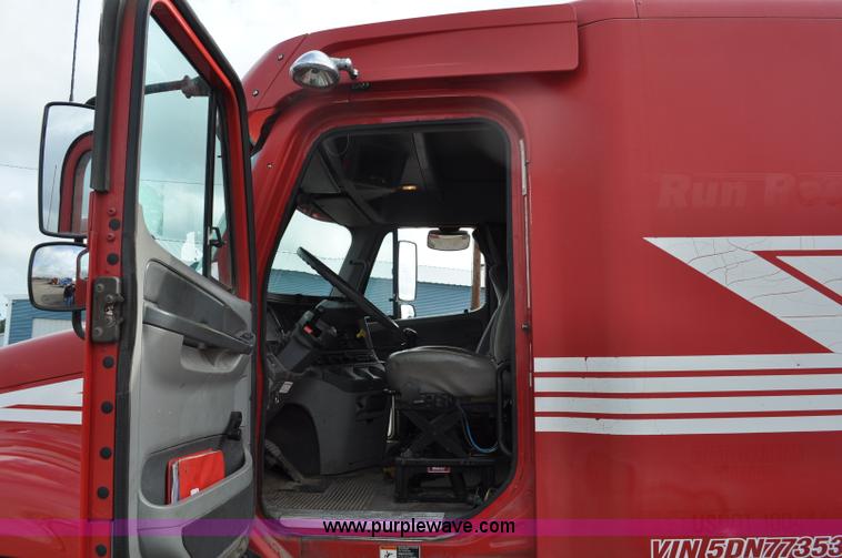 image for item G6125 2005 Freightliner Columbia  CL120 semi truck