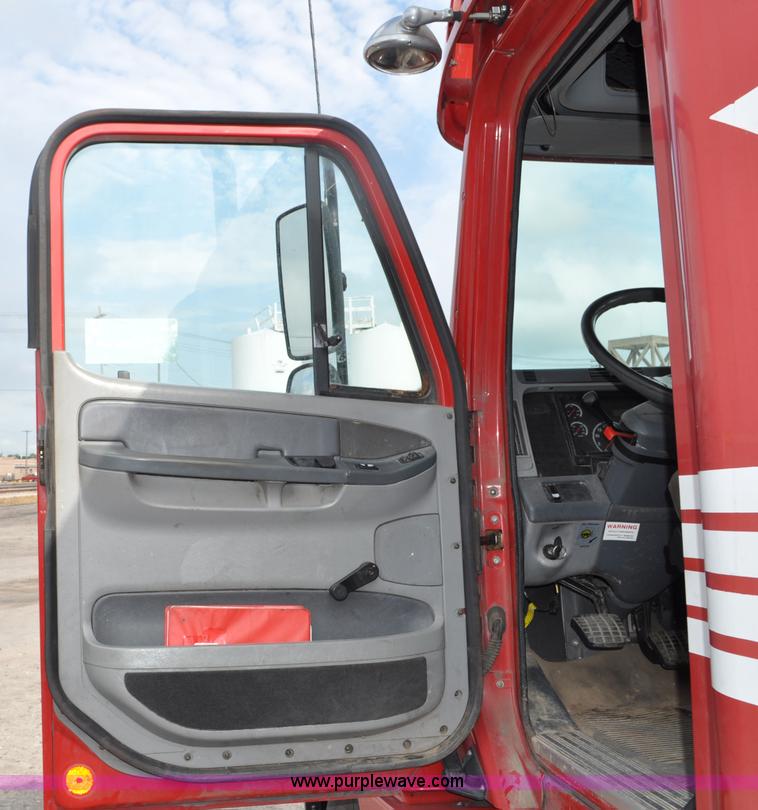 image for item G6125 2005 Freightliner Columbia  CL120 semi truck