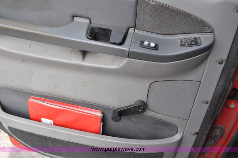 image for item G6125 2005 Freightliner Columbia  CL120 semi truck