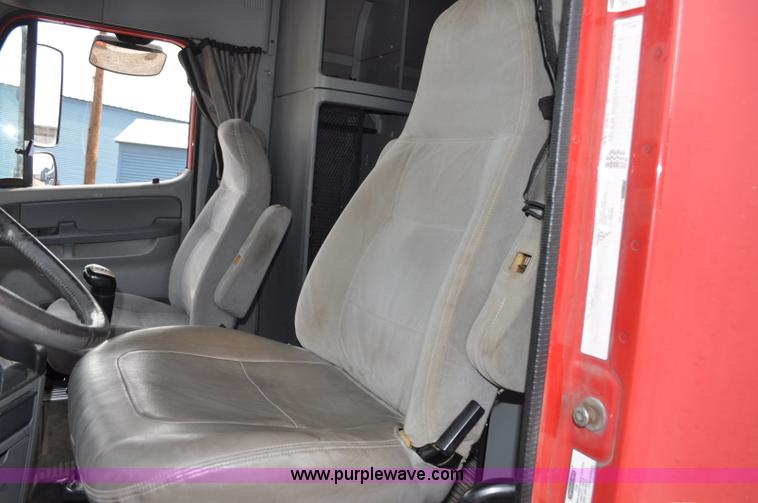 image for item G6125 2005 Freightliner Columbia  CL120 semi truck