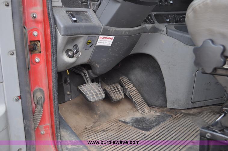 image for item G6125 2005 Freightliner Columbia  CL120 semi truck