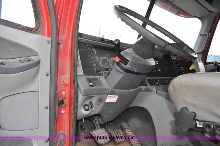 image for item G6125 2005 Freightliner Columbia  CL120 semi truck