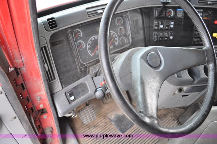 image for item G6125 2005 Freightliner Columbia  CL120 semi truck