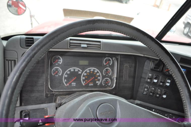 image for item G6125 2005 Freightliner Columbia  CL120 semi truck