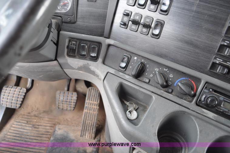 image for item G6125 2005 Freightliner Columbia  CL120 semi truck